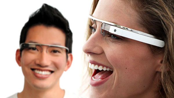 Homem e mulher usando óculos google