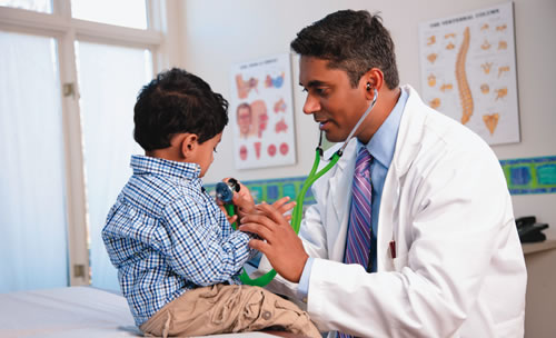 Médico examinando uma criança